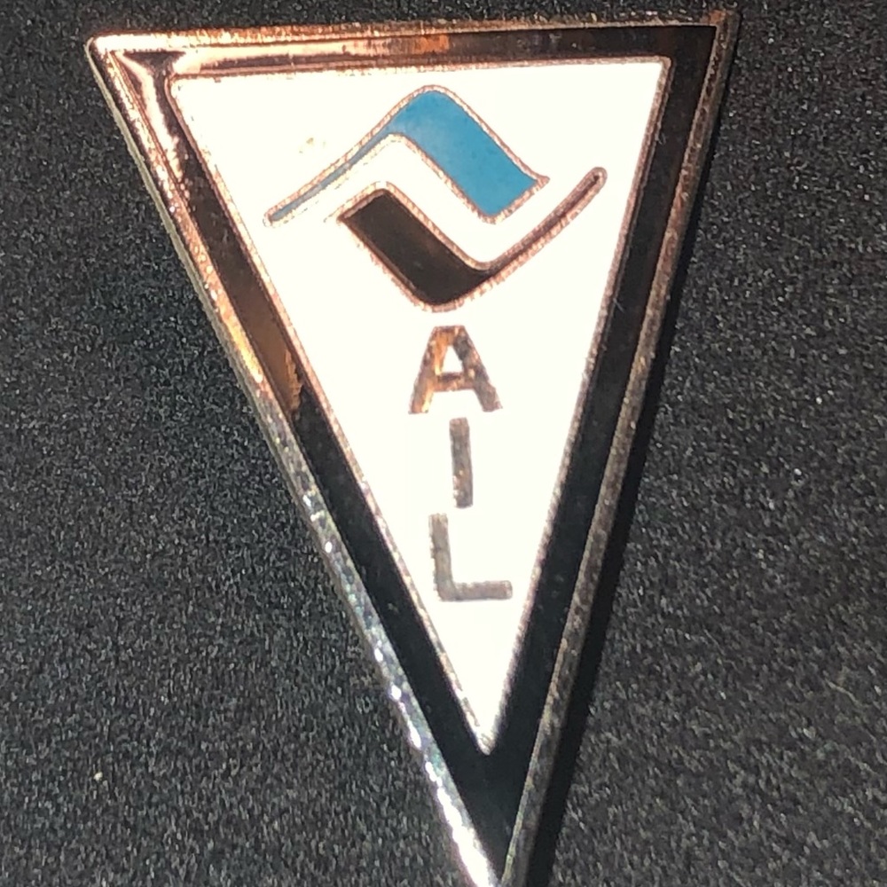 Veil Enamel Ski Resort Pin Vintage Brooch White Blue Silver